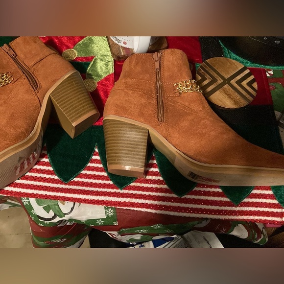 Women size 8 suede boots - Picture 2 of 3